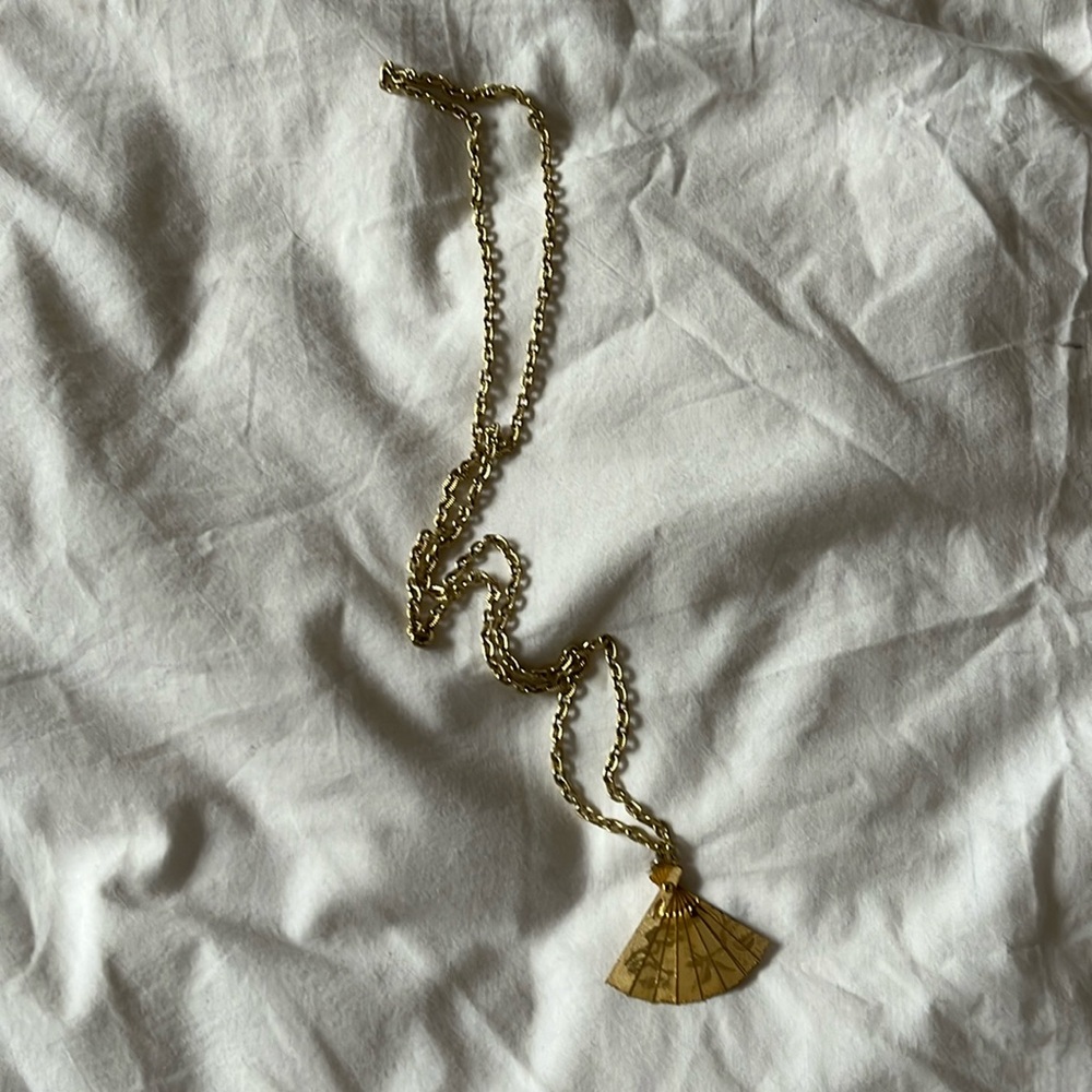 Opening and Closing Fan necklace